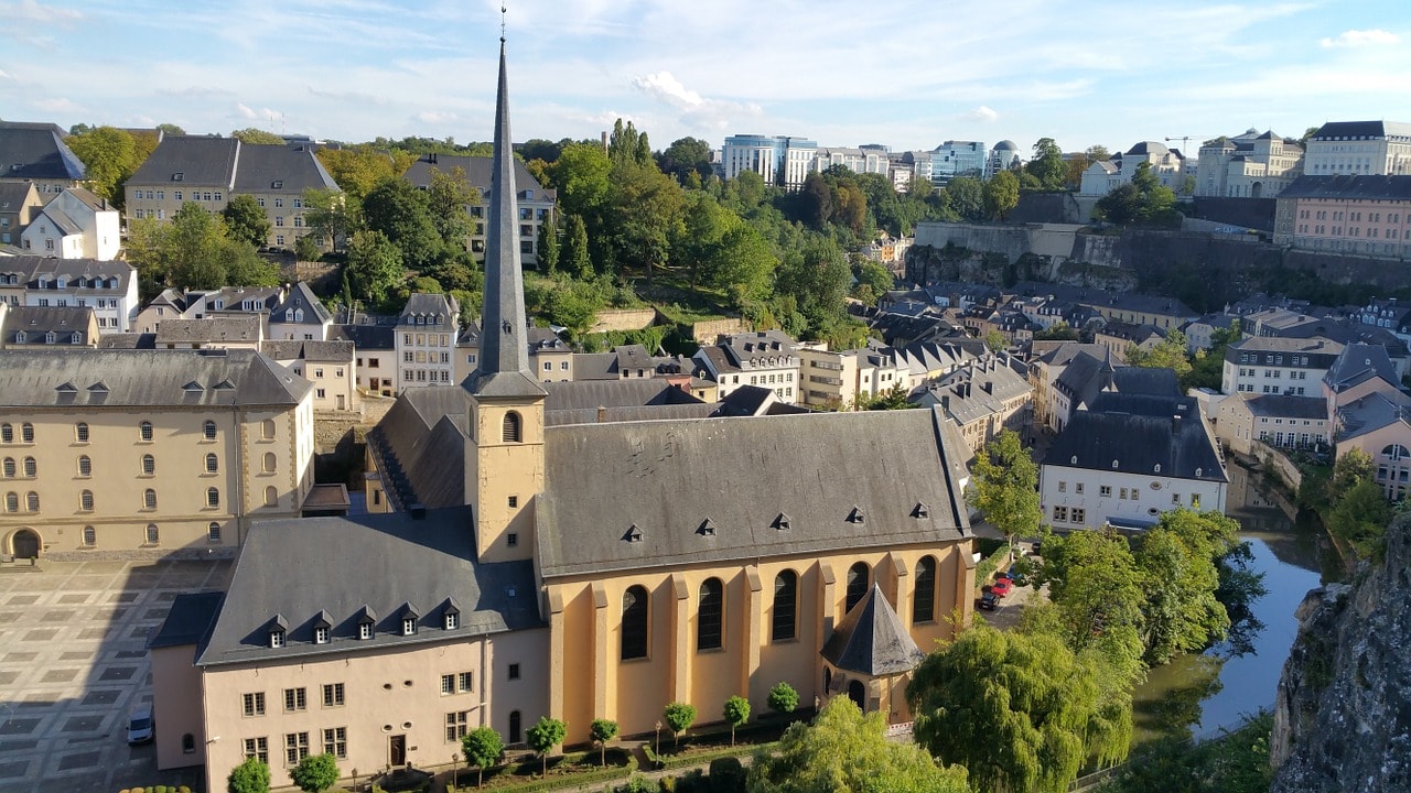 Un vol Luxembourg pas cher avec Algofly illustré par l'église de Saint Jean au cœur de la ville.