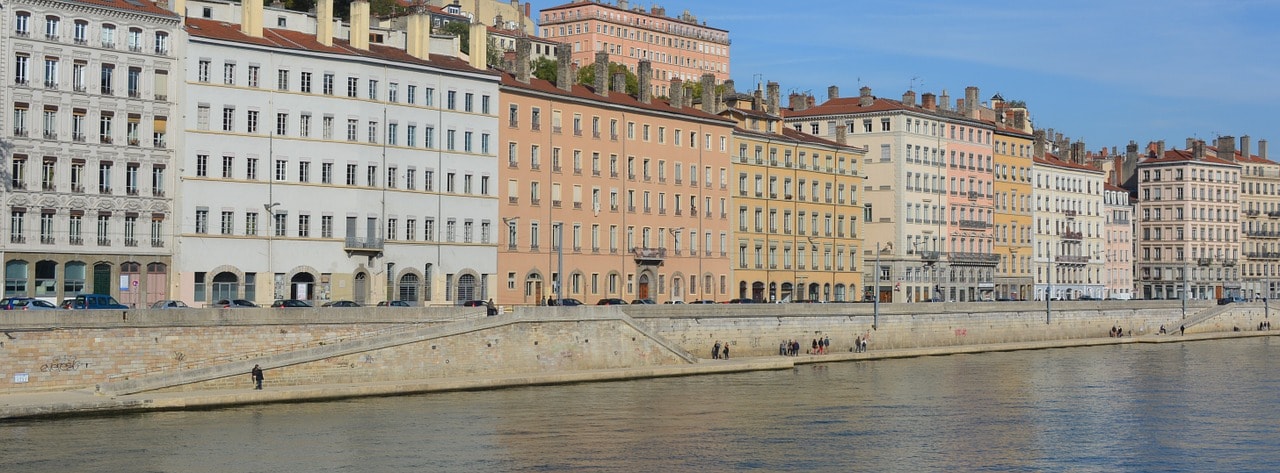 Un vol Lyon pas cher avec Algofly illustré par les façades des immeubles du bord du Rhône.