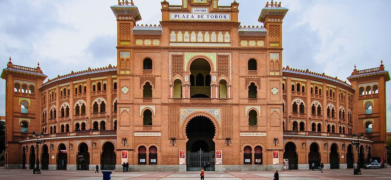 Un vol Madrid pas cher avec Algofly illustré par la plaza de Toros et son arène couleur rouge brique.