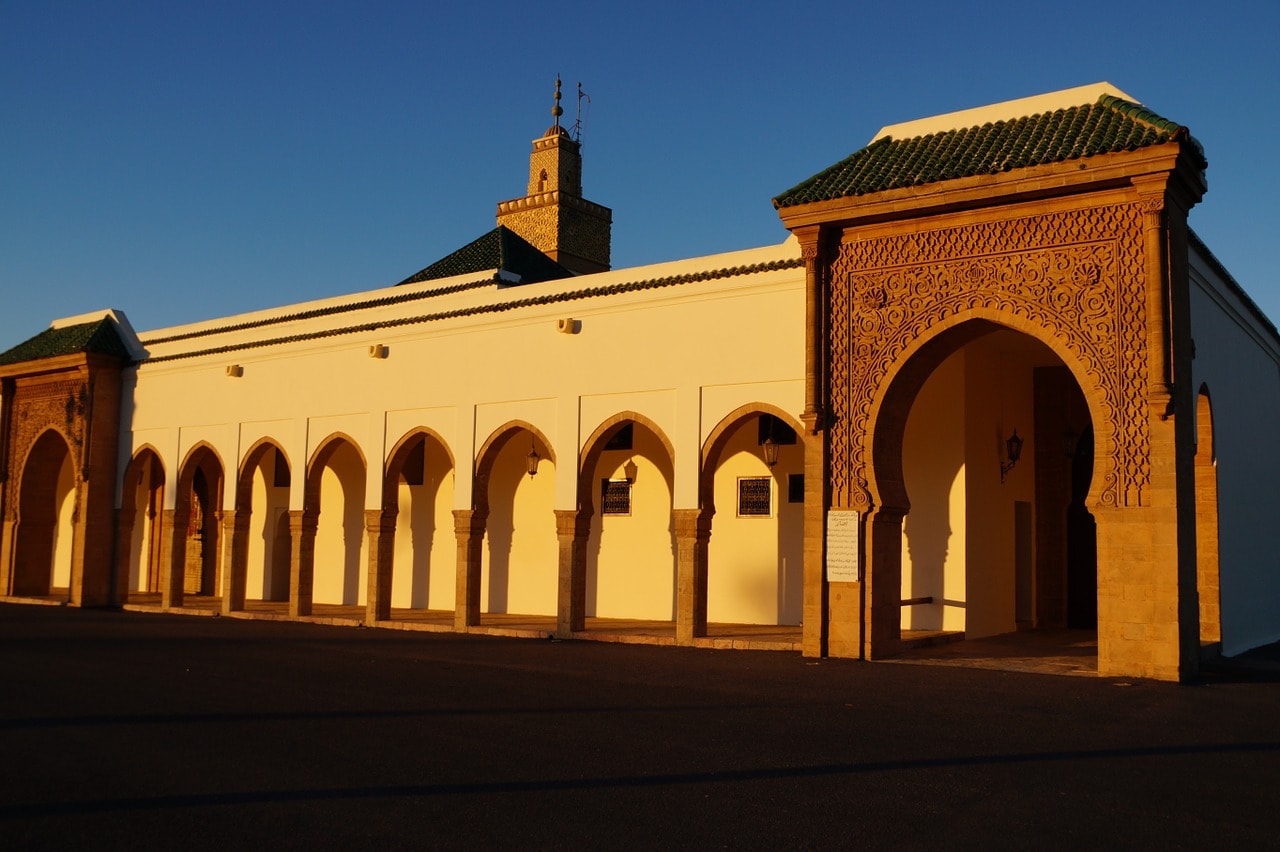 Un vol Marrakech pas cher avec Algofly illustré par l'architecture d'un bâtiment typique médina.