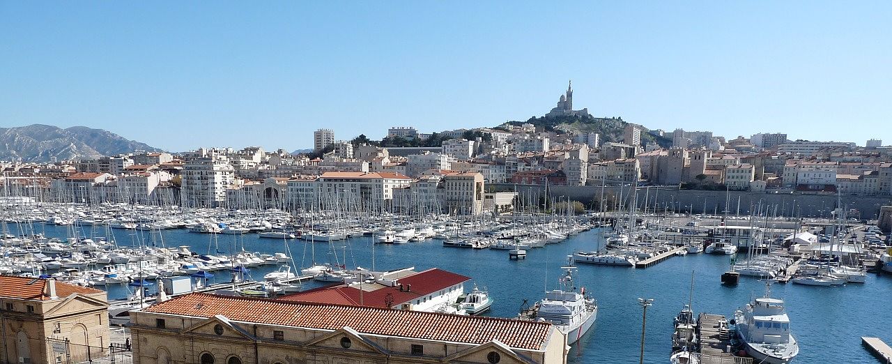 Un vol Marseille pas cher avec Algofly illustré par le vieux port et le centre historique de la ville.