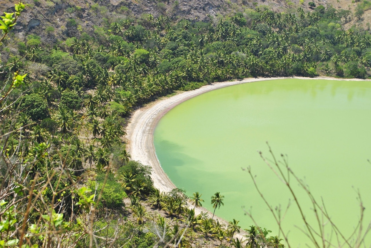 Un vol Mayotte pas cher avec Algofly illustré par les eaux émeraudes du lac Dziani dans le cratère de l''île de Petite-Terre.