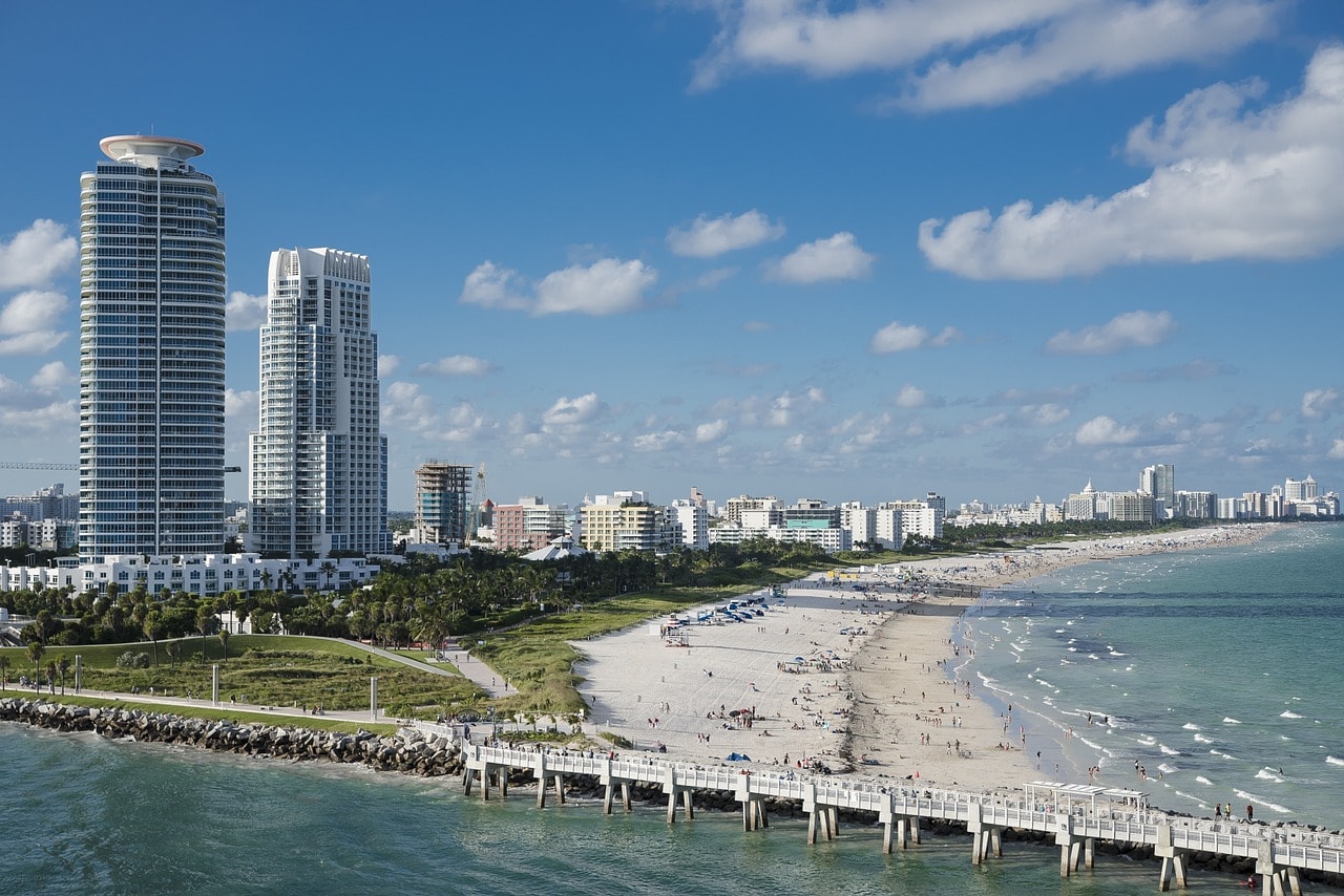 Un vol Miami pas cher avec Algofly illustré par South Beach sous un ciel bleu vu depuis la mer.