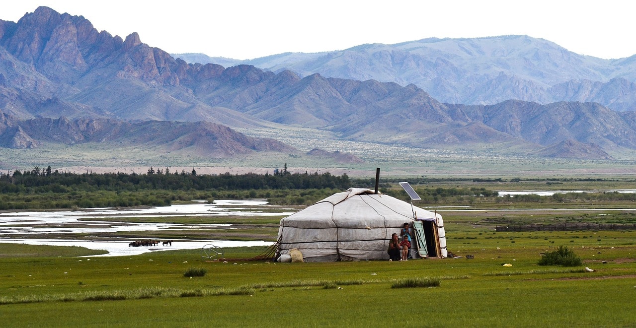 Un vol Mongolie pas cher avec Algofly illustré par une yourte traditionnelle devant les montagnes.