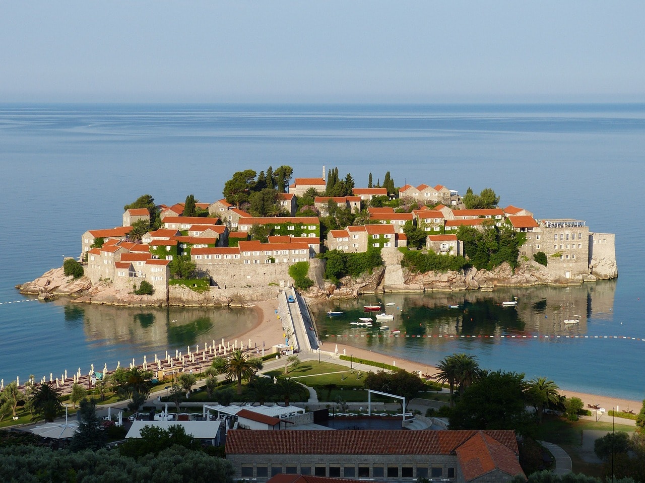 Un vol Monténégro pas cher avec Algofly illustré par l'île de Sveti Stefan sur le littoral adriatique.