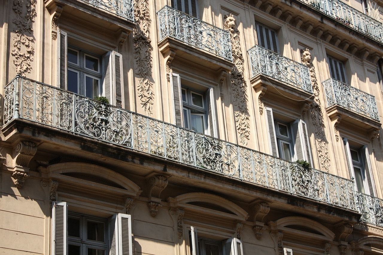 Un vol Montpellier pas cher avec Algofly illustré par des balcons montés de typiques garde-corps en fer forgé.