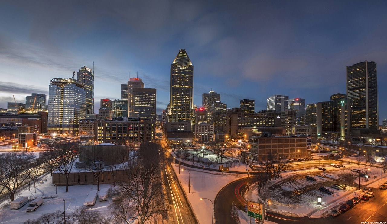 Un vol Montréal pas cher avec Algofly illustré par la ville sous la neige éclairée de nuit.