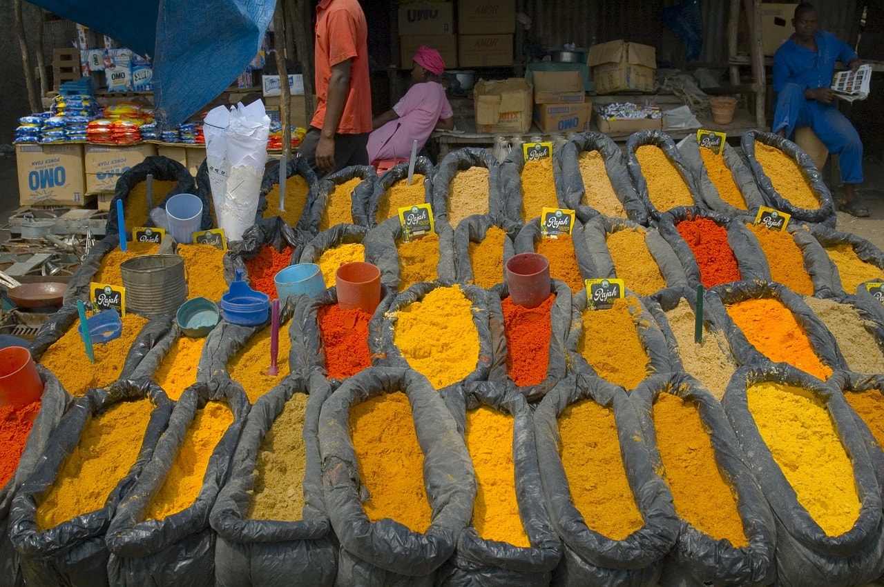 Un vol Mozambique pas cher avec Algofly illustré par une étales d'épices de couleur jaune et orange.