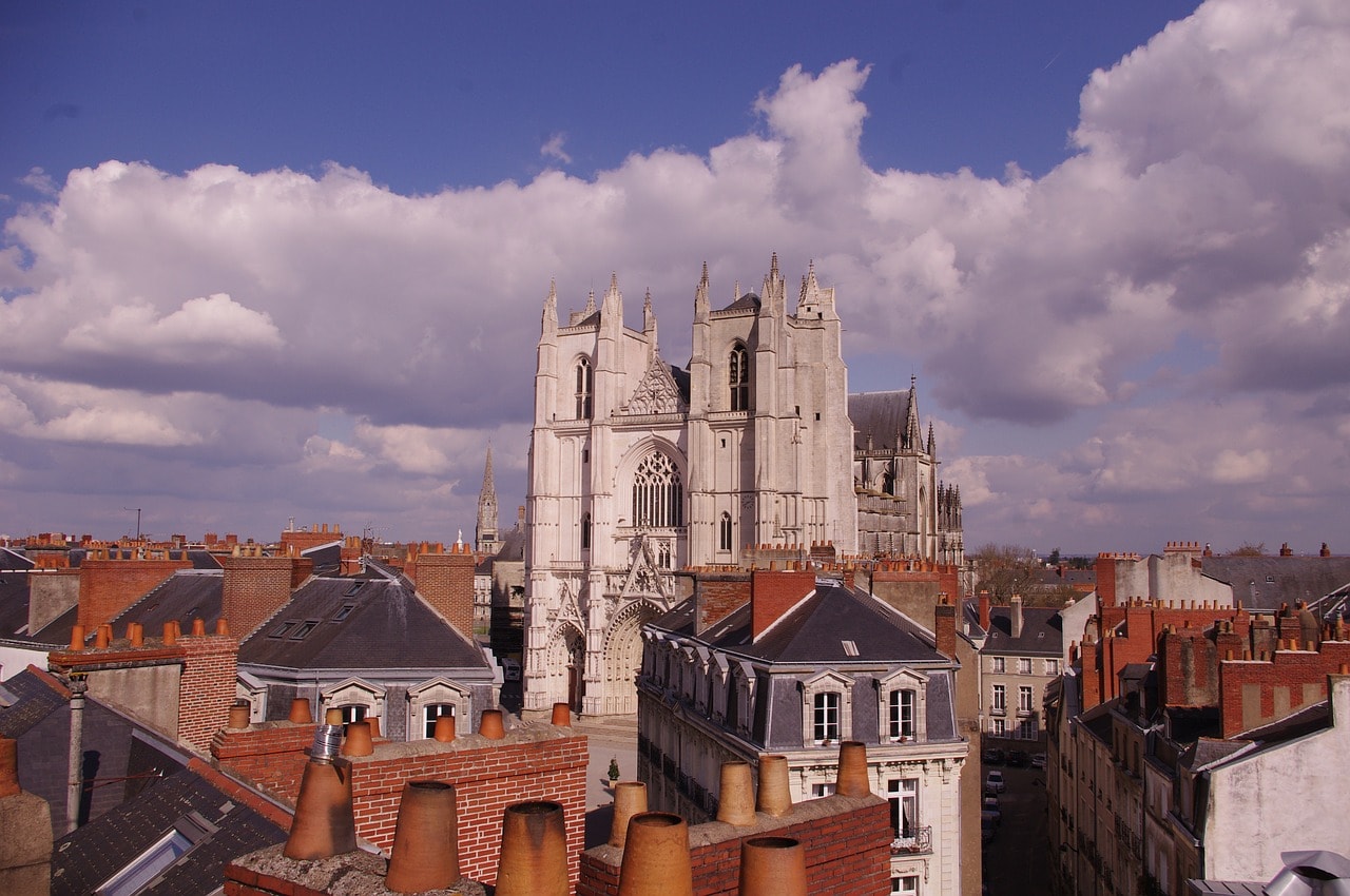Un vol Nantes pas cher avec Algofly illustré par la cathédrale Saint-Pierre et Saint-Paul sous un ciel bleu.