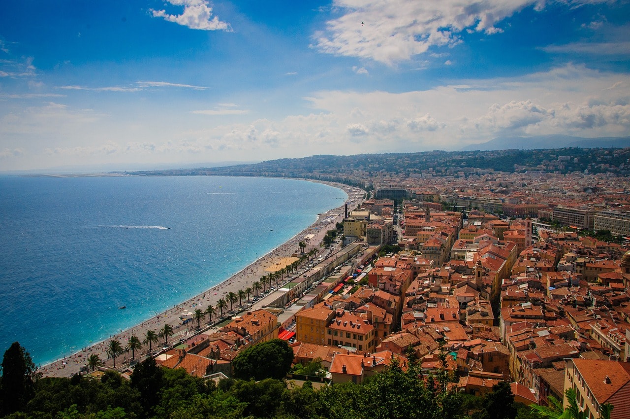 Un vol Nice pas cher avec Algofly illustré par le front de mer et  la promenade des Anglais.