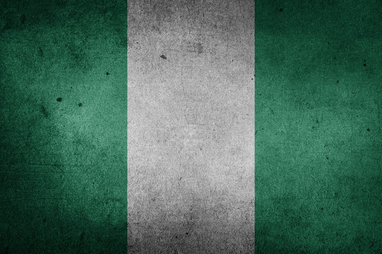 Un vol Nigeria pas cher avec Algofly illustré par le drapeau national avec deux bandes verticales vertes et une blanche.