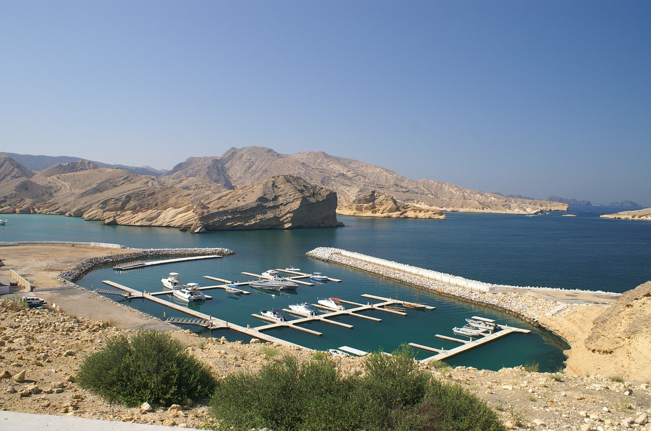 Un vol Oman pas cher avec Algofly illustré par un petit port en plein désert.