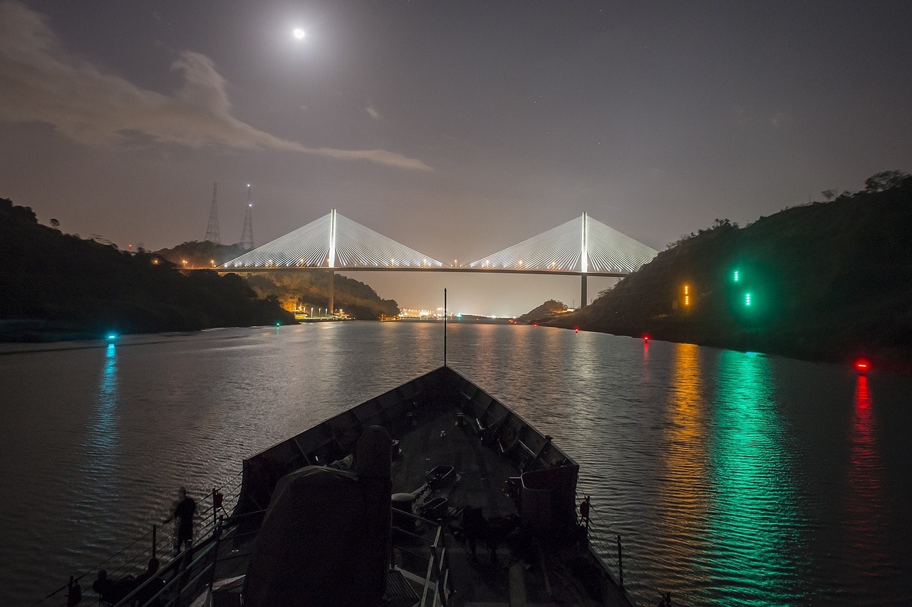 Un vol Panama pas cher avec Algofly illustré par un cargo navigant sur le grand canal.