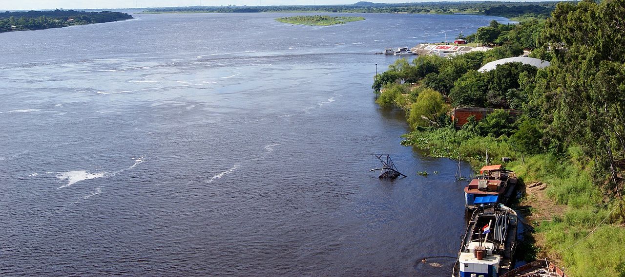 Un vol Paraguay pas cher avec Algofly illustré par un poste d'accostage sur la berge du Río Paraguay.