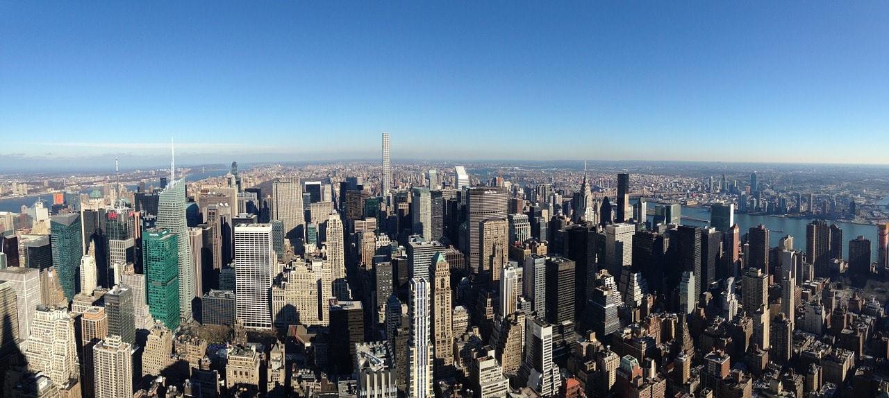 Un vol Paris-New York pas cher avec Algofly illustré par une vue sur les gratte-ciels de Manhattan. 