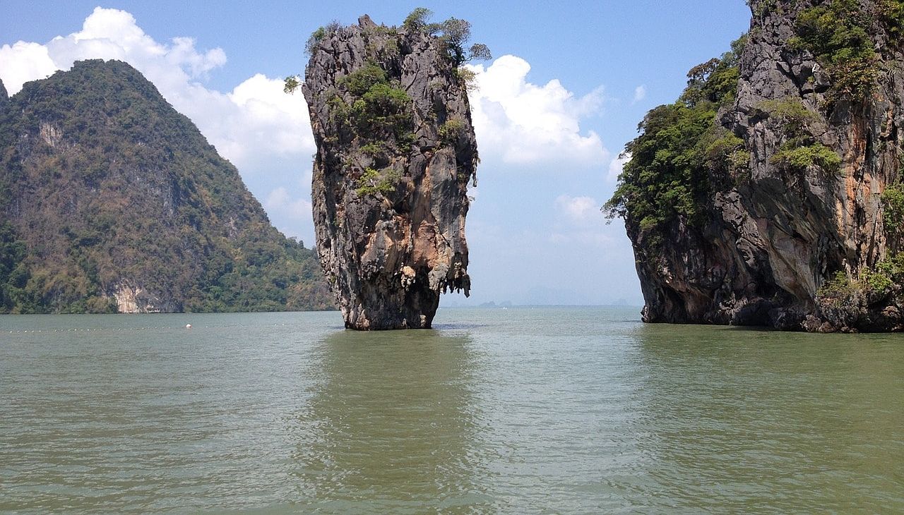 Un vol Phuket pas cher avec Algofly illustré par l'île de James Bond sous un ciel bleu.