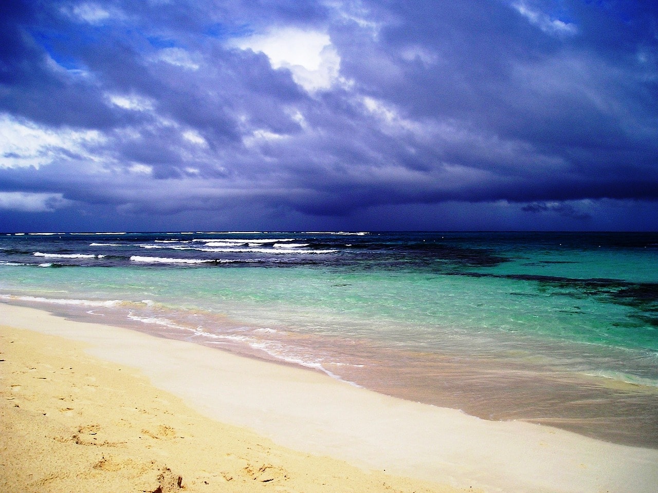 Un vol Porto Rico pas cher avec Algofly illustré par une magnifique plage bercée par la mer turquoise.