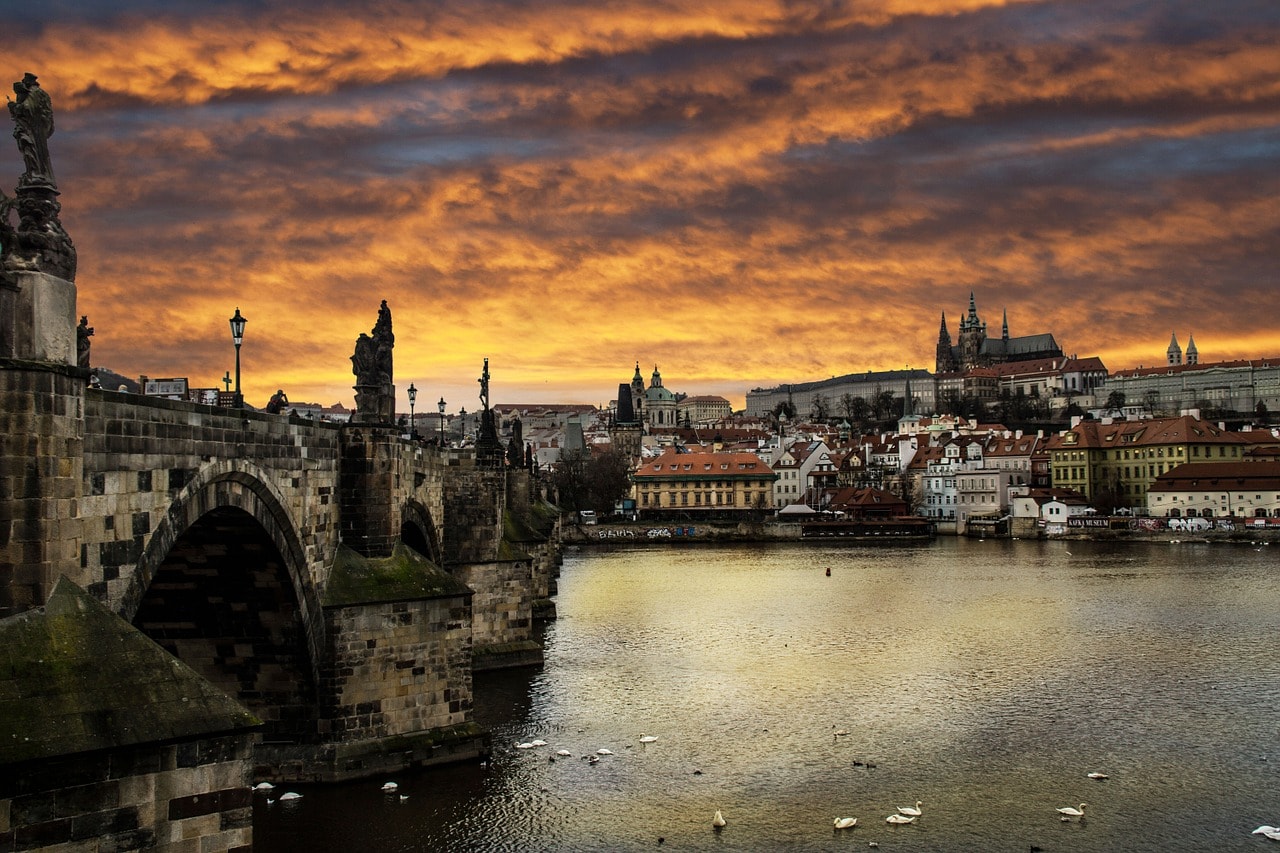 Un vol République Tchèque pas cher avec Algofly illustré par le pont Charles à statues, reliant le vieux Prague au quartier de Malá Strana.