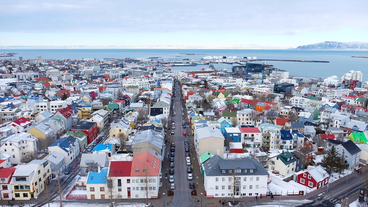 Un vol Reykjavik pas cher avec Algofly illustré par les maisons de couleur dans la baie de Faxaflói.