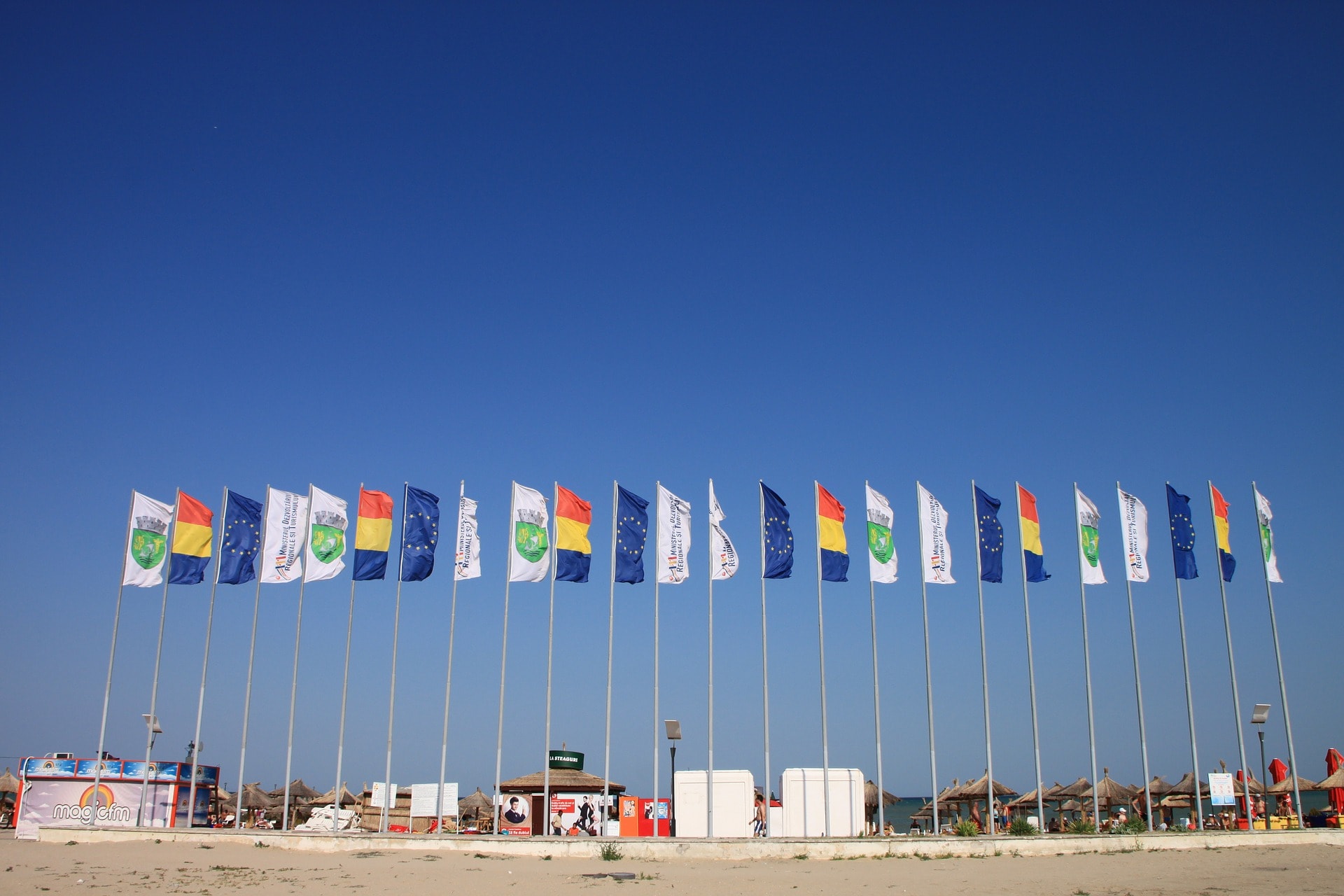 Un vol Roumanie pas cher avec Algofly illustré par une dizaine de drapeaux roumains.