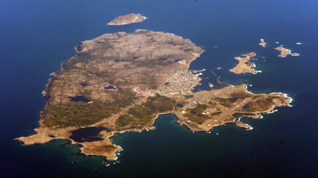 Un vol Saint-Pierre et Miquelon pas cher avec Algofly illustré par l'île vu du ciel en plein coeur de l'océan.