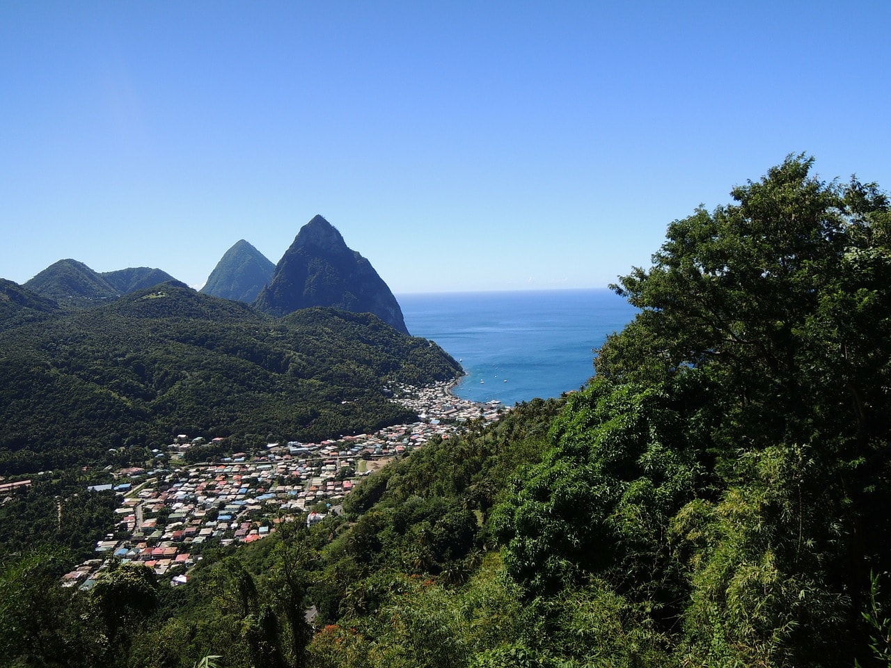 Un vol Sainte Lucie pas cher avec Algofly illustré par la ville en bord de mer entre les collines.