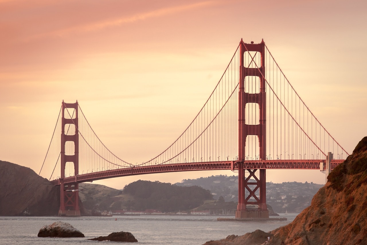 Un vol San Francisco pas cher avec Algofly illustré par le pont du Golden Gate sous un ciel rose.