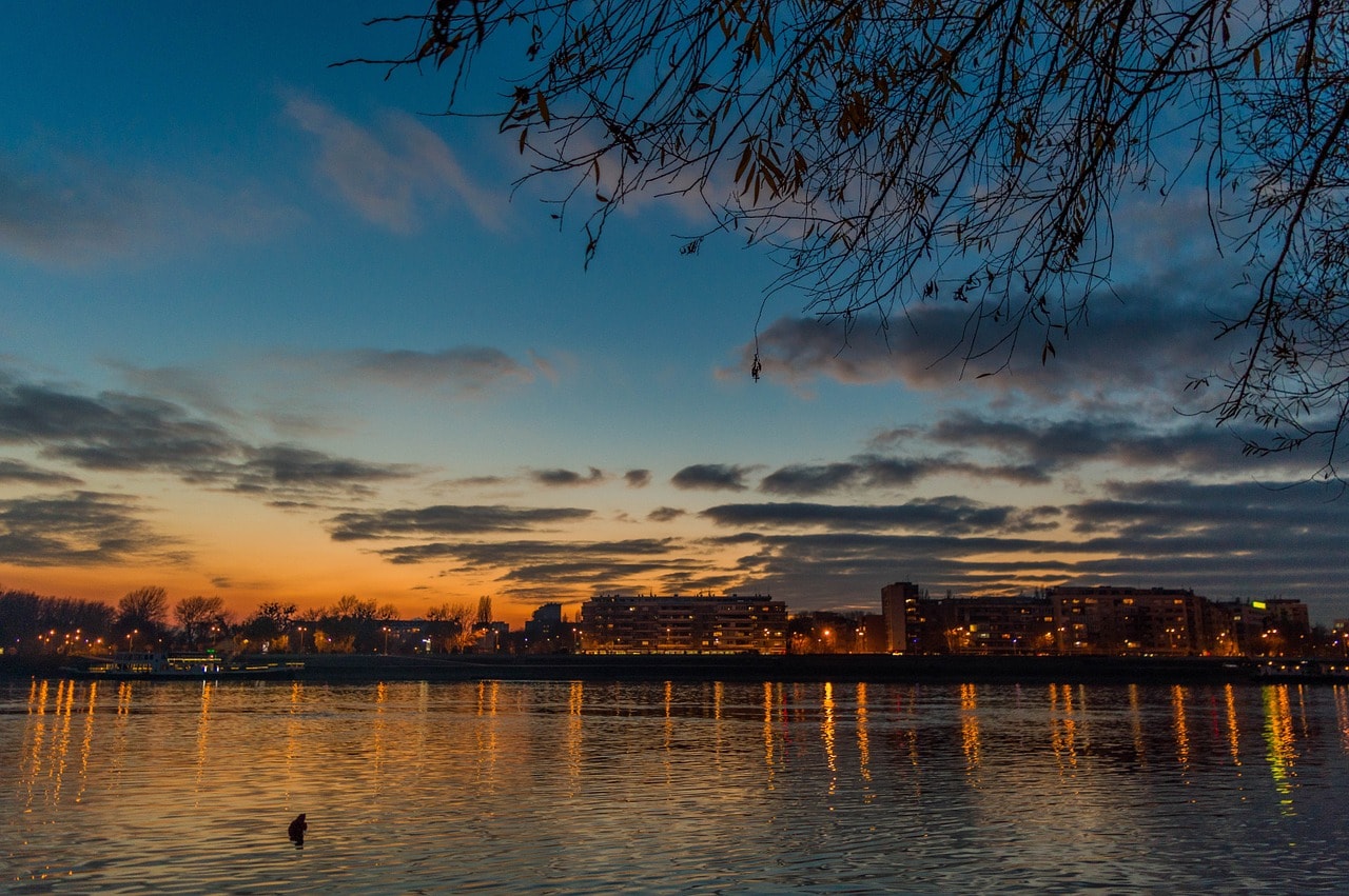 Un vol Serbie pas cher avec Algofly illustré par la Belgrade éclairée dans la nuit au bord du Danube.