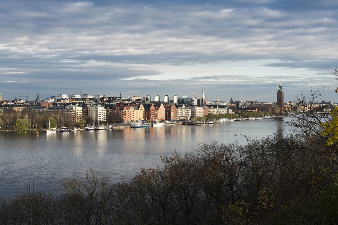 Un vol Stockholm pas cher avec Algofly illustré par une vue de la ville donnant sur le lac Mälar.