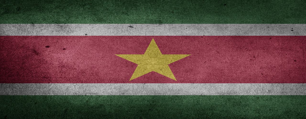 Un vol Surinam pas cher avec Algofly illustré par le drapeau national vert, blanc, rouge avec une étoile jaune.