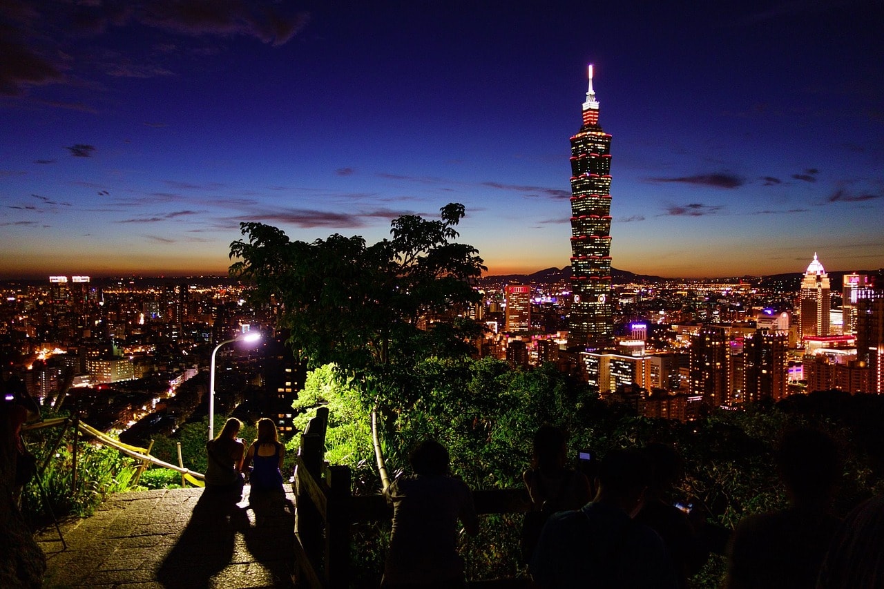 Un vol Taiwan pas cher avec Algofly illustré par la ville illuminée dans la nuit.