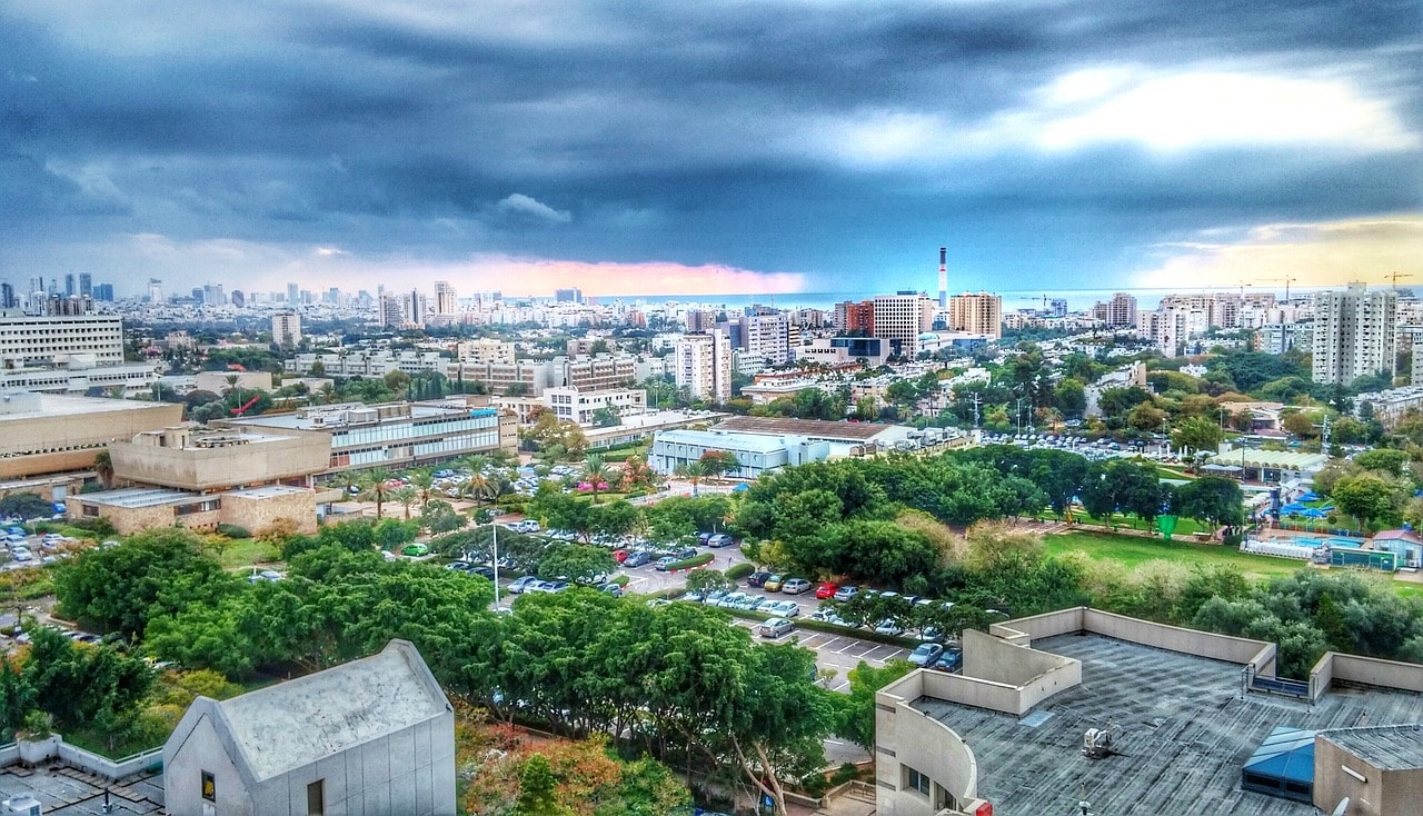 Un vol Tel Aviv pas cher avec Algofly illustré par le Gush Dan sous un ciel ombragé.