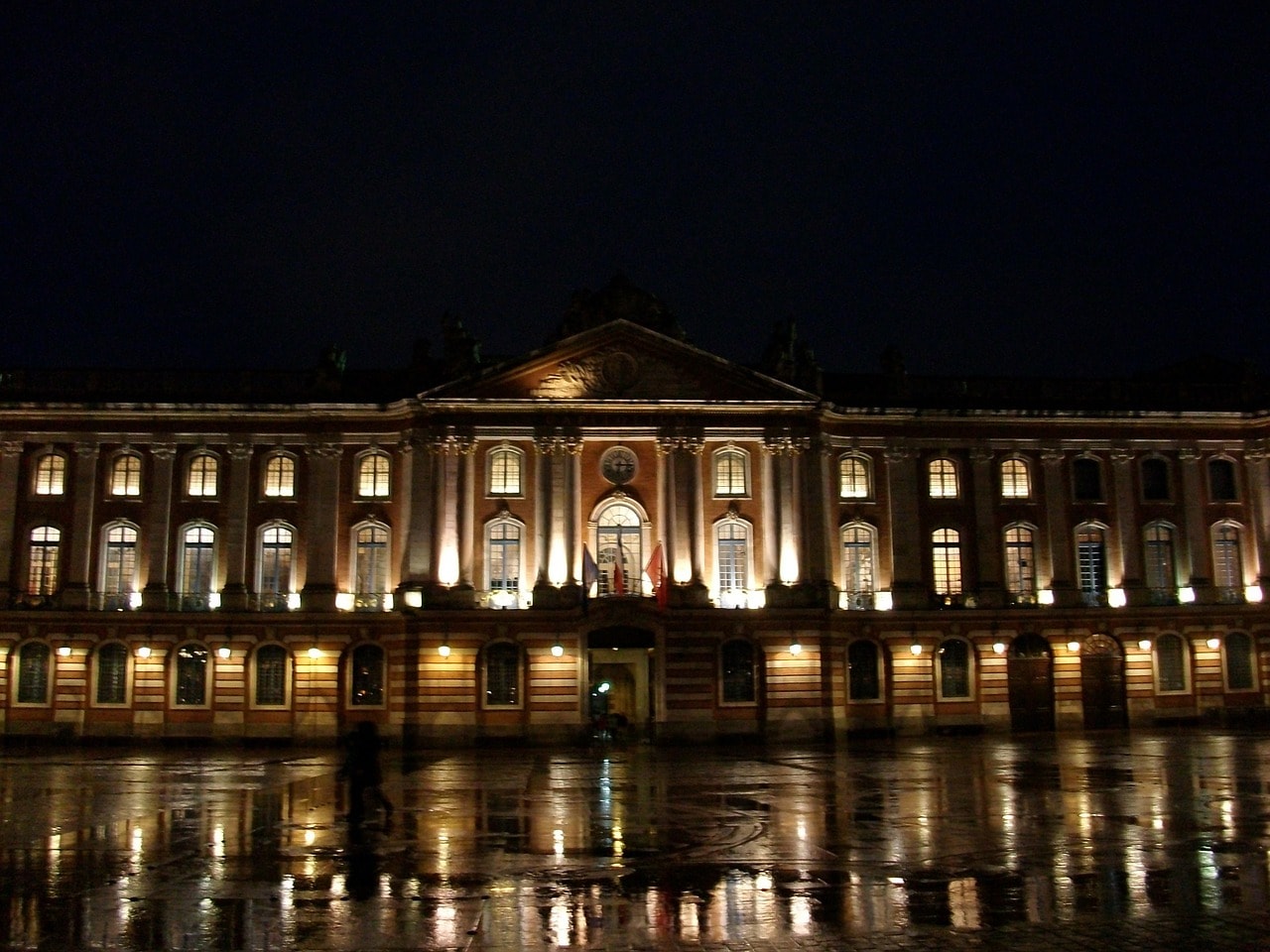 Un vol Toulouse pas cher avec Algofly illustré par le capitole de la ville rose.