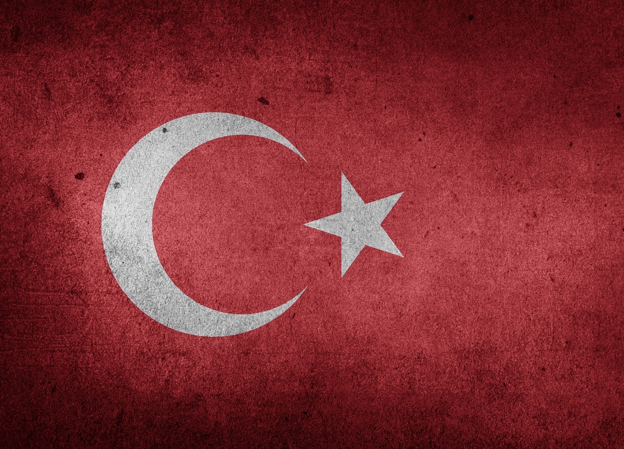 Un vol Turquie pas cher avec Algofly illustré par son drapeau national rouge comportant un croissant et une étoile blanche.