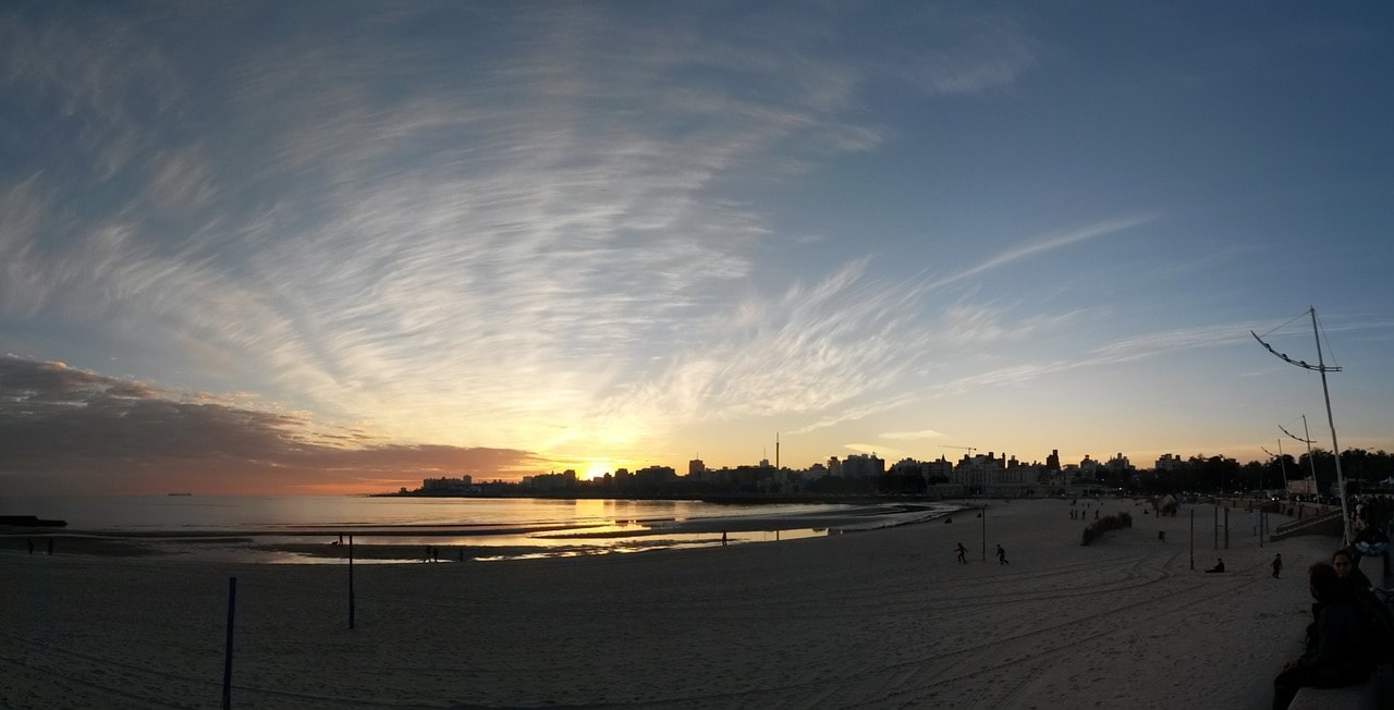 Un vol Uruguay pas cher avec Algofly illustré par un coucher de soleil sur la plage de Montevideo.