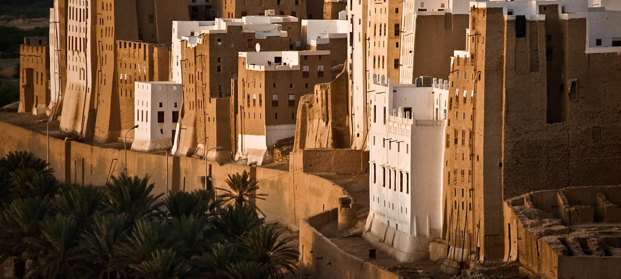 Un vol Yémen pas cher avec Algofly illustré par les immeubles de briques de terre crue de plusieurs étages de la ville de Shibam.