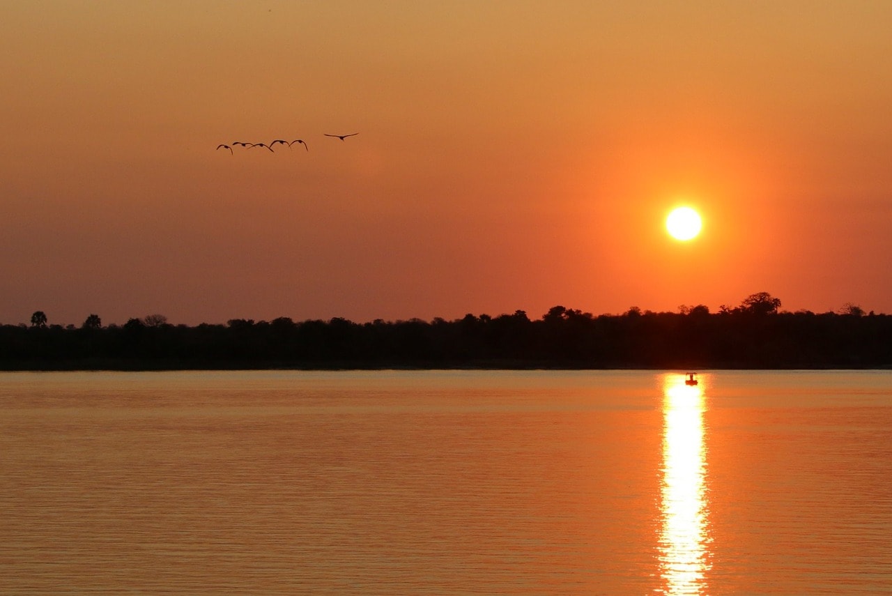 Un vol Zambie pas cher avec Algofly illustré par un coucher de soleil sur le Zambèze.